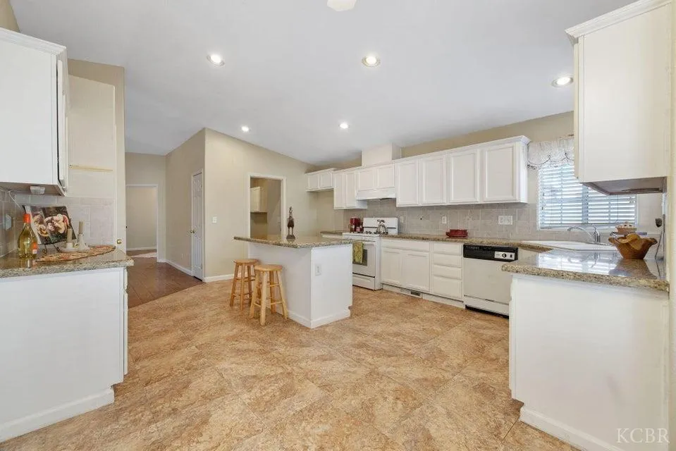 Visalia, California 93277, United States, 3 Bedrooms Bedrooms, ,2 BathroomsBathrooms,Residential,Active,241438