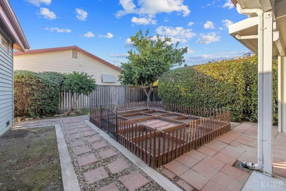 Visalia, California 93277, United States, 3 Bedrooms Bedrooms, ,2 BathroomsBathrooms,Residential,Active,241438