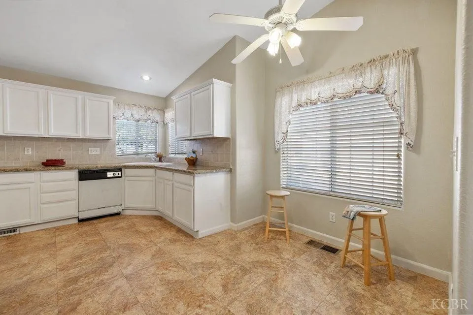 Visalia, California 93277, United States, 3 Bedrooms Bedrooms, ,2 BathroomsBathrooms,Residential,Active,241438