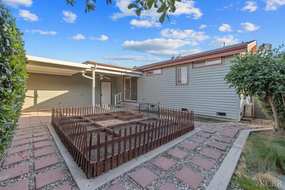 Visalia, California 93277, United States, 3 Bedrooms Bedrooms, ,2 BathroomsBathrooms,Residential,Active,241438