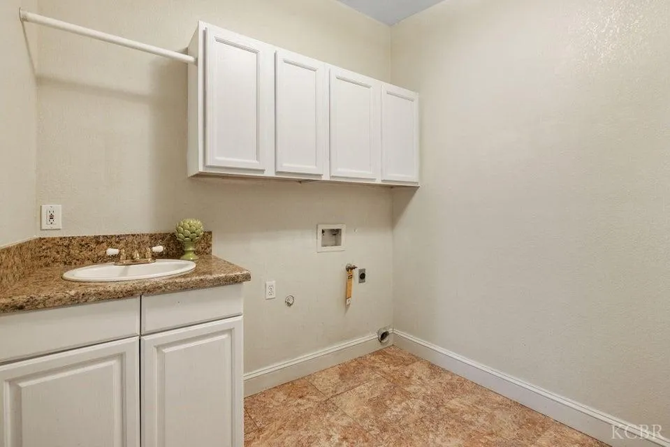 Visalia, California 93277, United States, 3 Bedrooms Bedrooms, ,2 BathroomsBathrooms,Residential,Active,241438