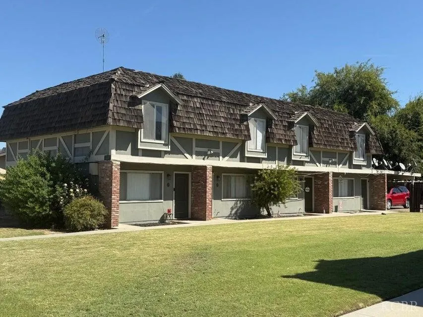 Kingsburg, California 93631, United States, 8 Bedrooms Bedrooms, ,8 BathroomsBathrooms,Residential,Pending,211145