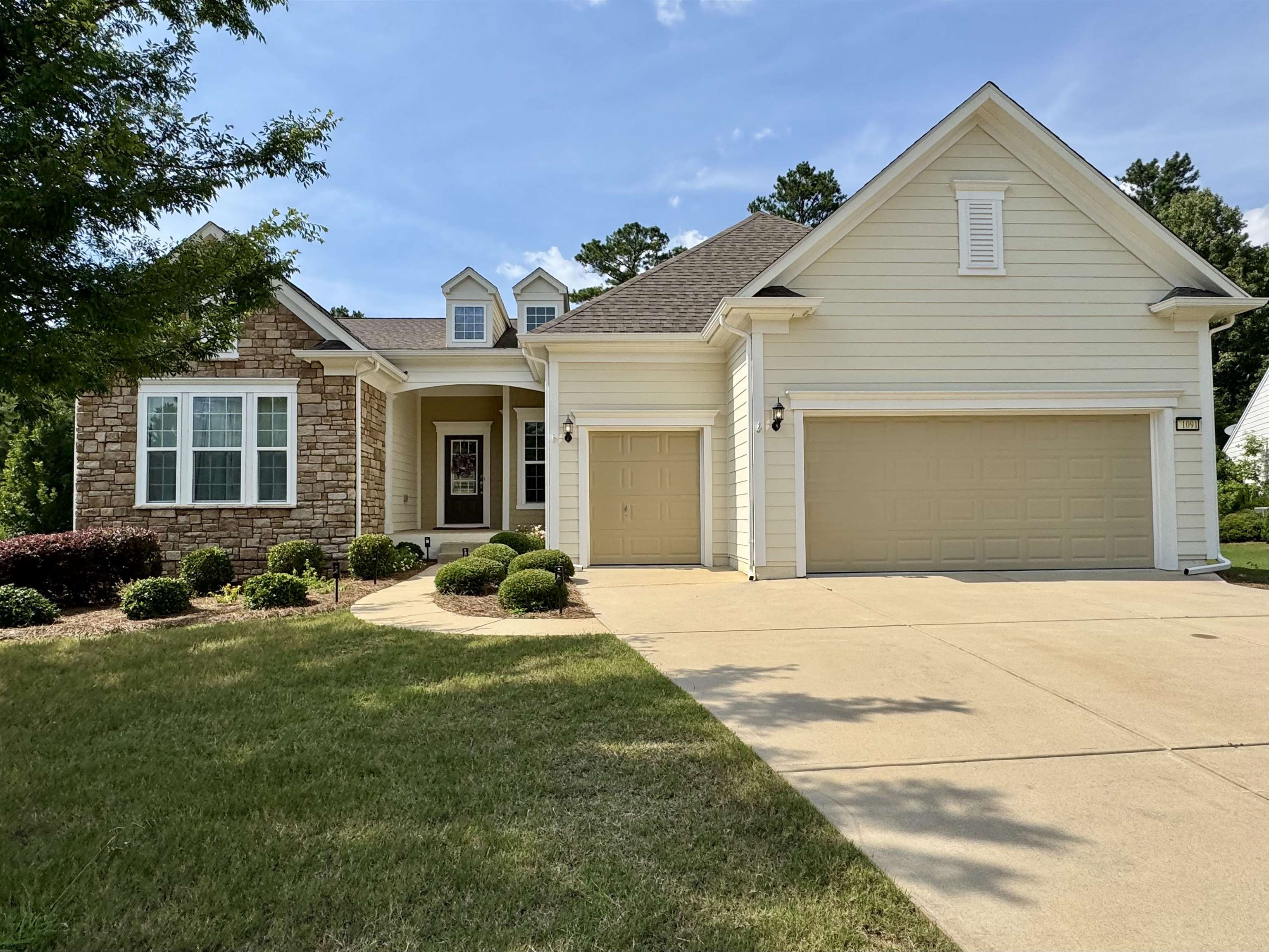 1091 LAKE FRONT COURT