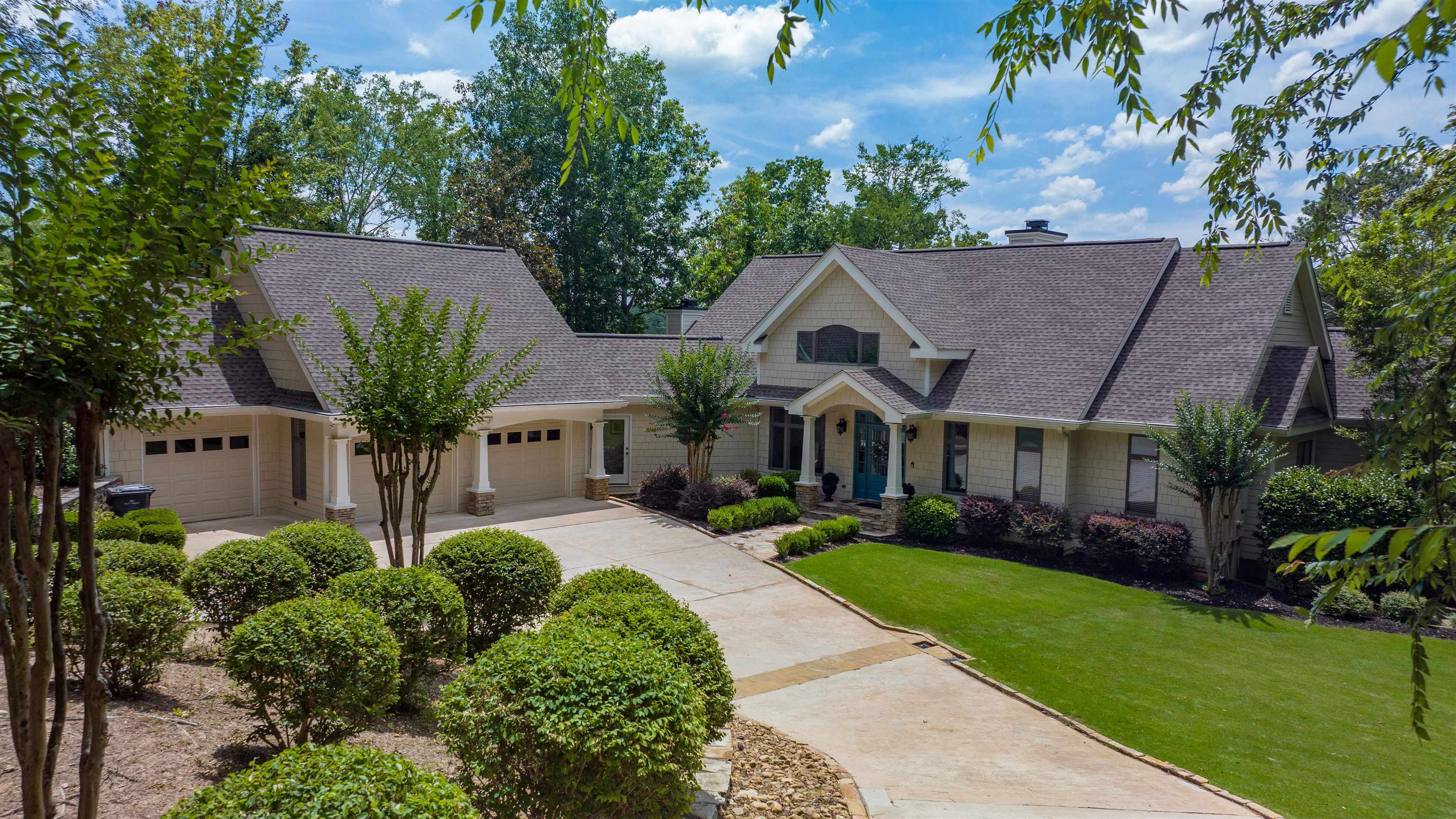 2541 CLUB DRIVE
