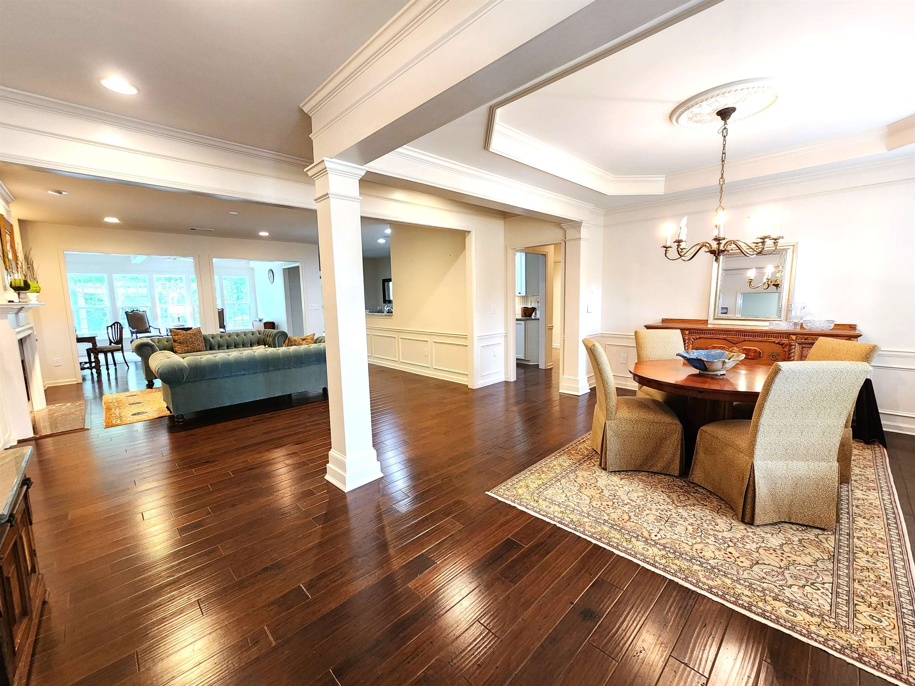 1081 LAKEFRONT COURT