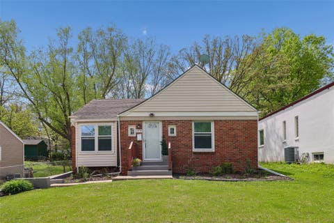 Homes For Sale - 1404 Burlington Terrace<br/> Des Moines, IA 50314