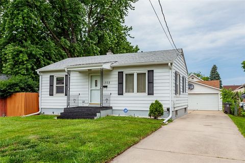 Single Family Residence in Des Moines IA 1302 Ovid Avenue 27.jpg