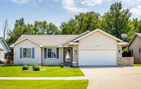 Homes For Sale - 116 17th Street<br/> Altoona, IA 50009