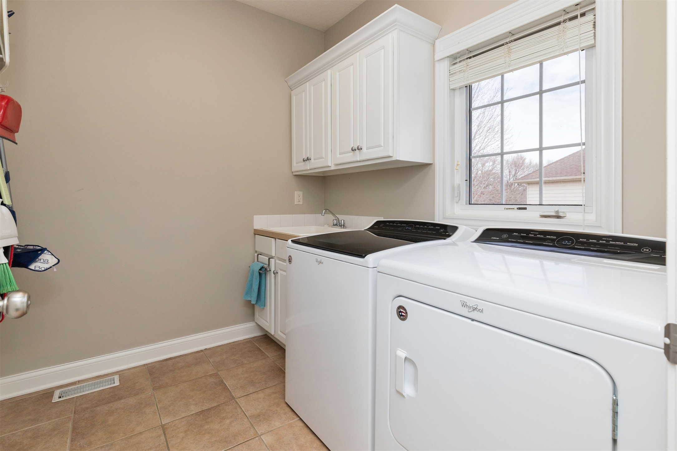15305 Oakwood Drive, Urbandale, Iowa image 11