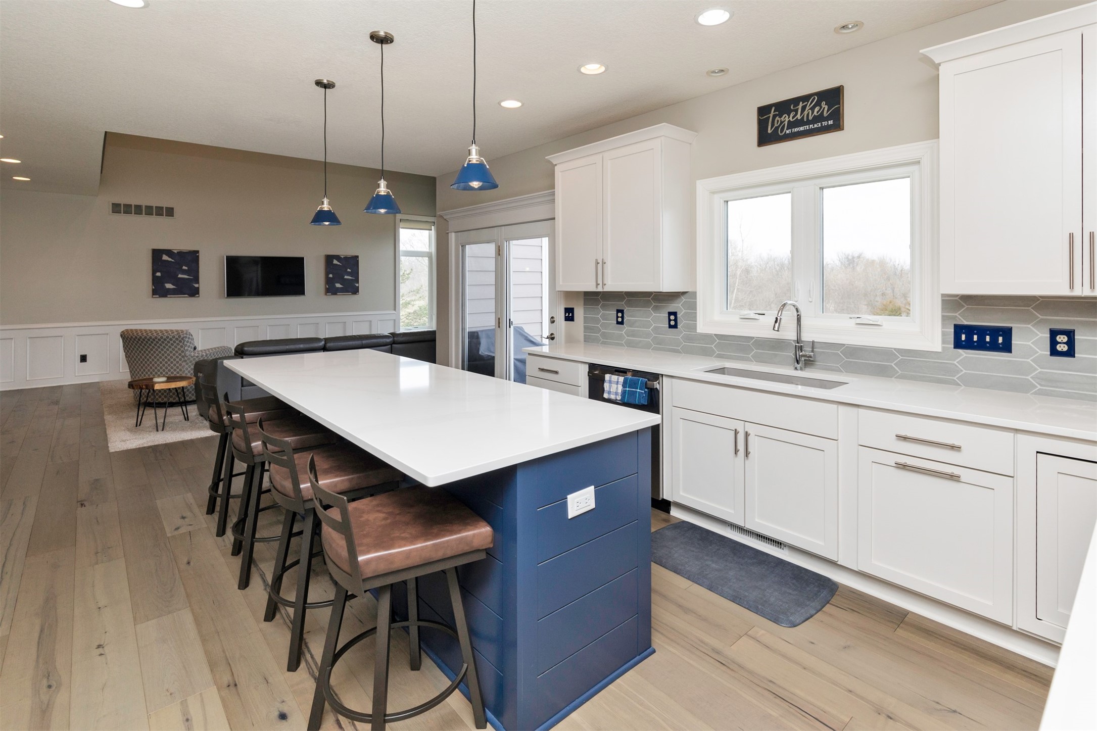 15305 Oakwood Drive, Urbandale, Iowa image 8