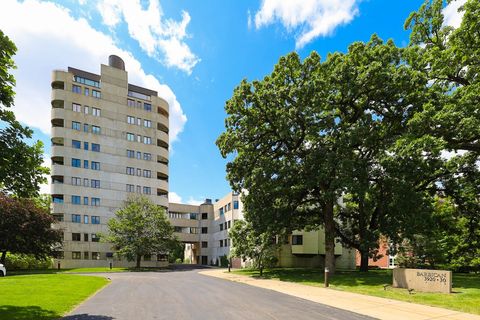 Condominium in Des Moines IA 3920 Grand Avenue.jpg