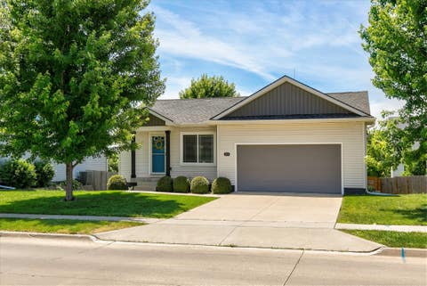 Homes For Sale - 2620 River Ridge Road<br/> Des Moines, IA 50320