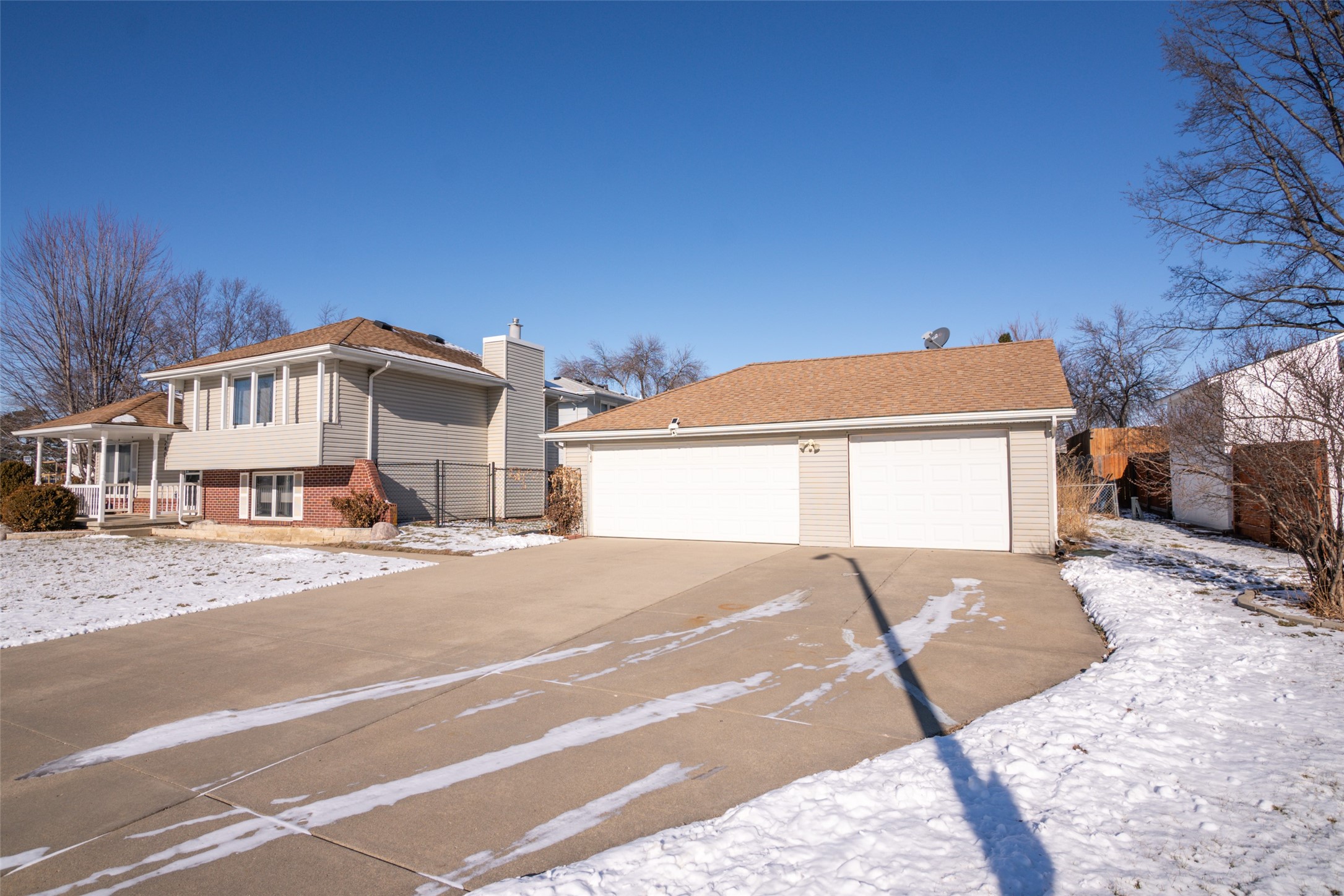 2401 Guenever Court, Altoona, Iowa image 2