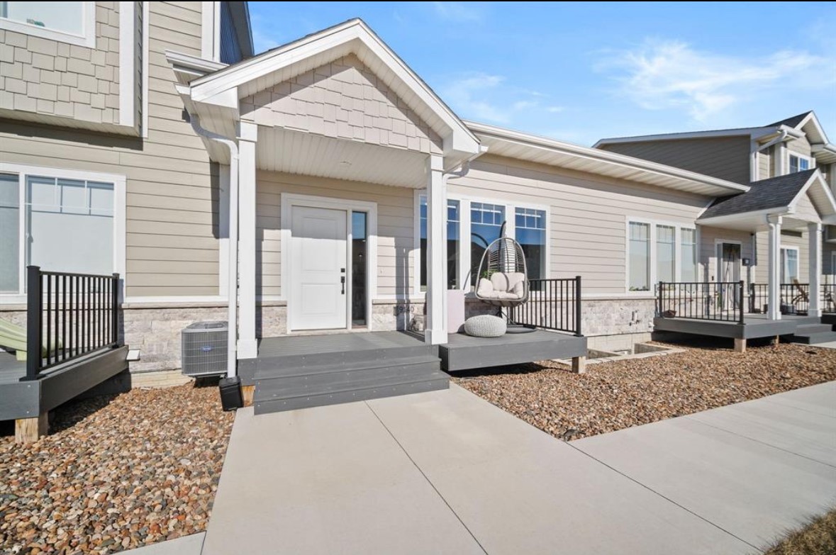 9140 Spring Crest Lane, West Des Moines, Iowa image 2