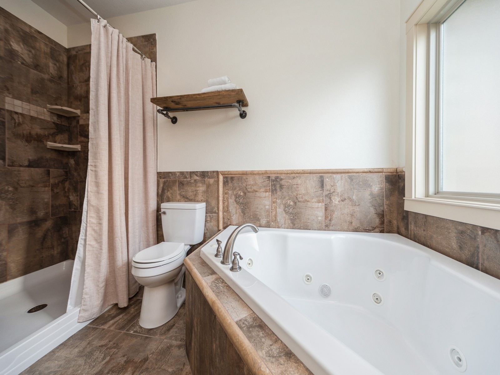 16035 Northpark Drive, Urbandale, Iowa image 12