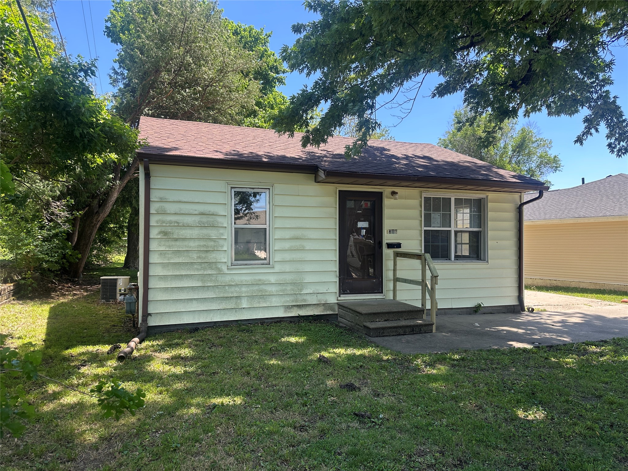 Photo 1 of 10 — 706 E 21st Street Place S, Newton, IA 50208