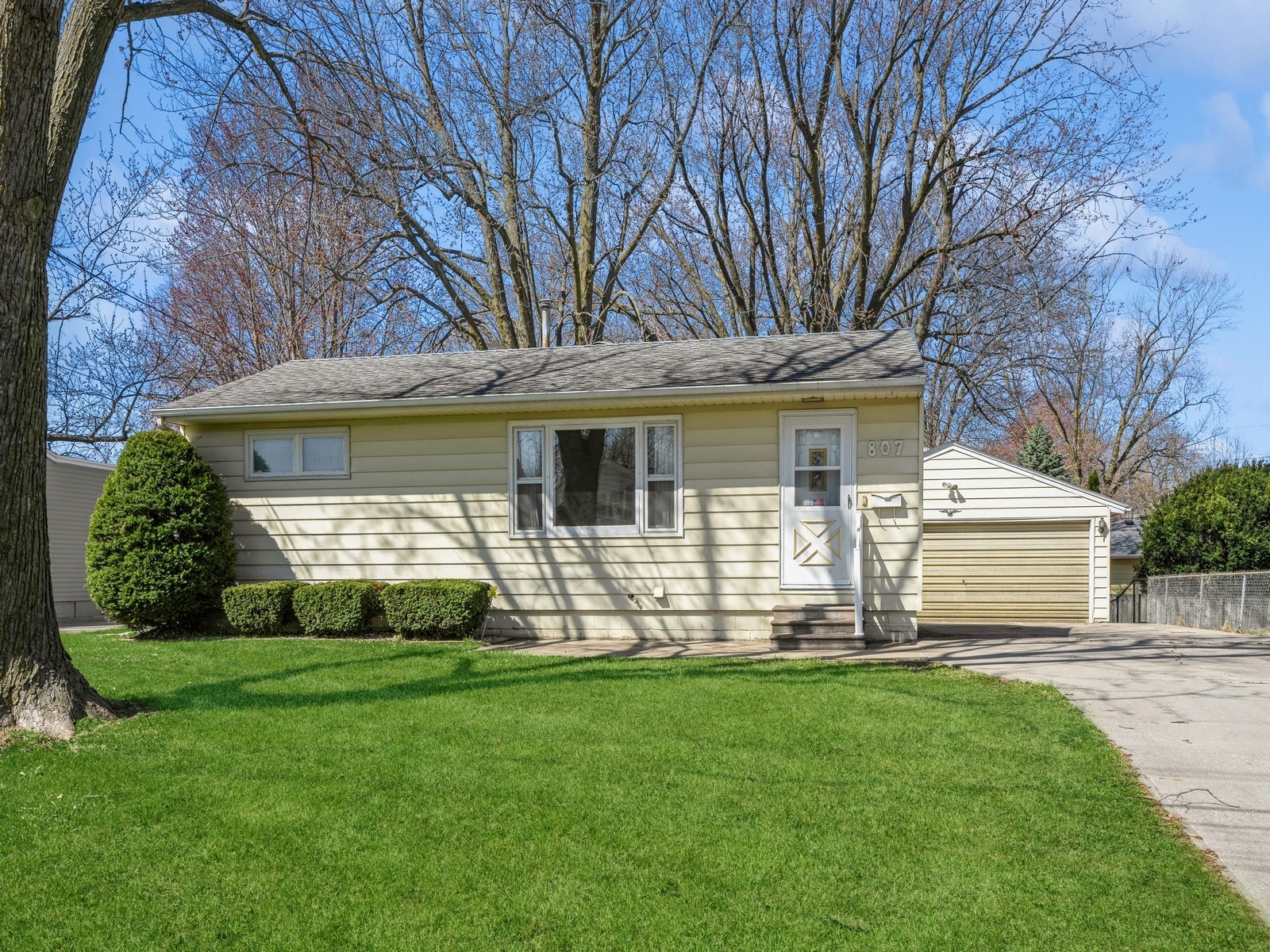807 E 13th Street, Newton, Iowa image 1