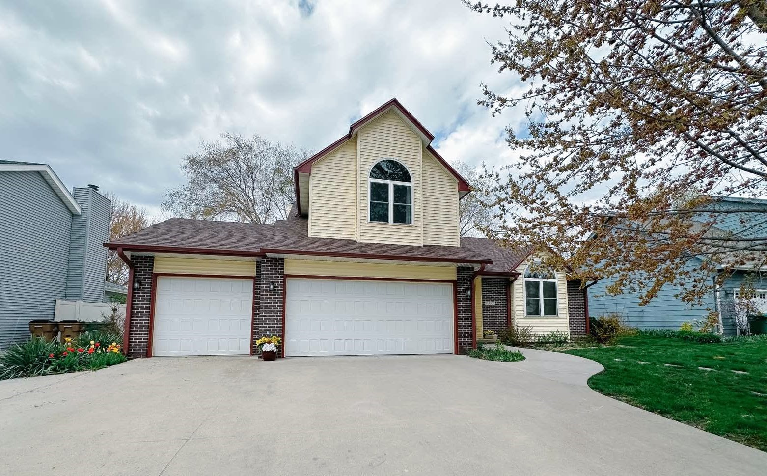 5559 Kensington Circle, Johnston, Iowa image 1