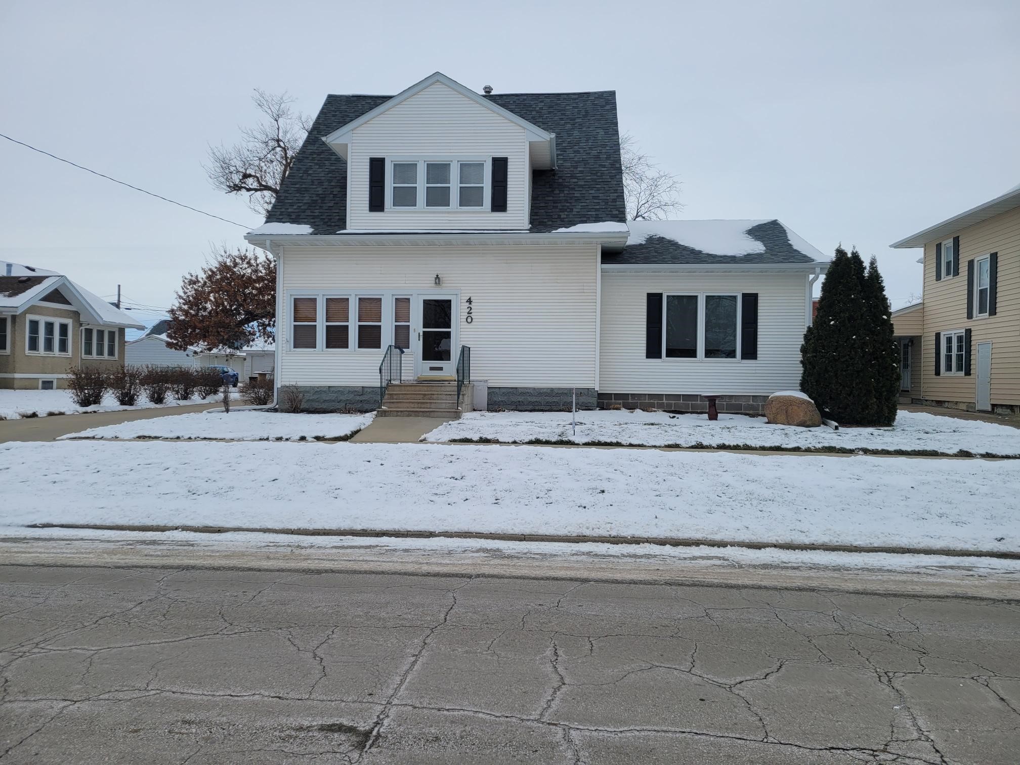 420 S 3rd Avenue, Newton, Iowa image 1