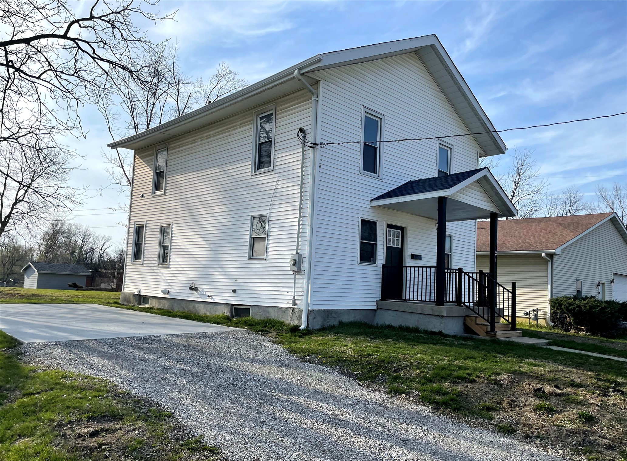 121 W 10th Street, Newton, Iowa image 1