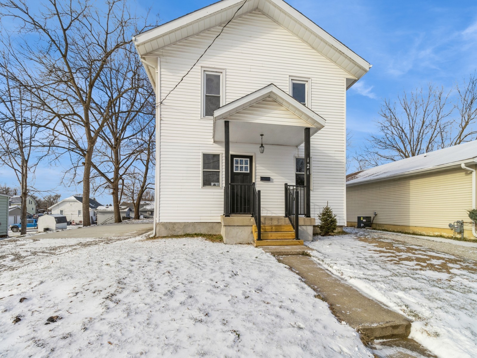 121 W 10th Street, Newton, Iowa image 1