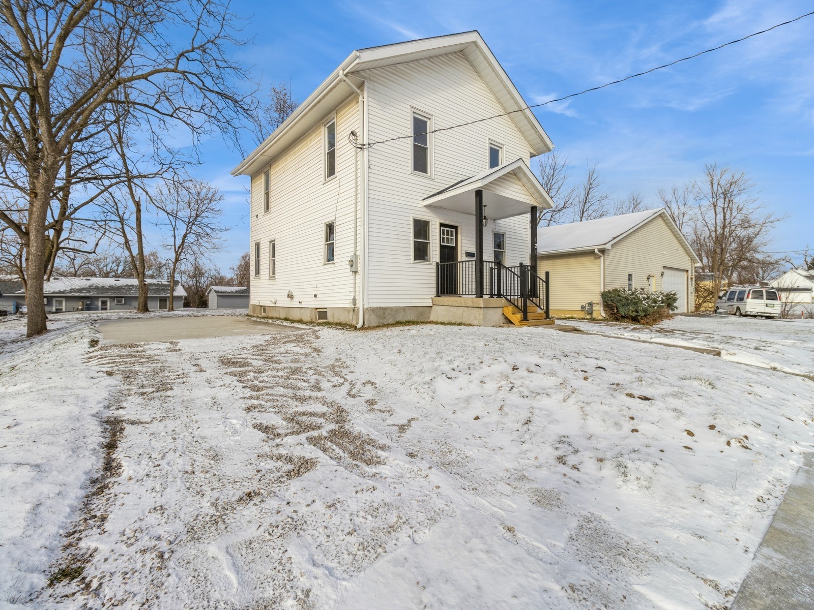 121 W 10th Street, Newton, Iowa image 2