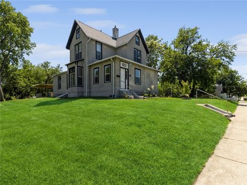 Single Family Residence in Des Moines IA 1651 Dean Avenue.jpg