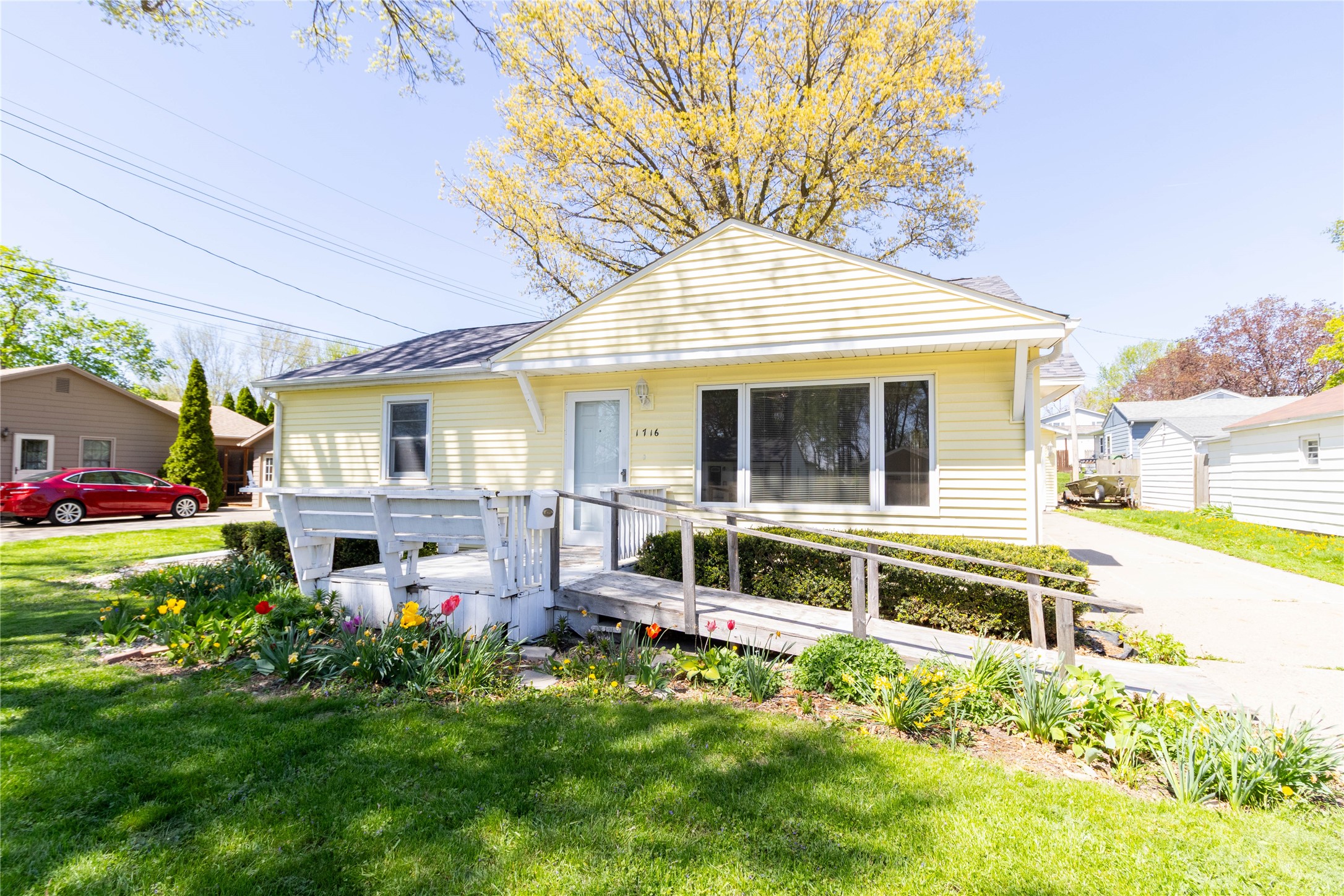 1716 N 2nd Avenue, Newton, Iowa image 1