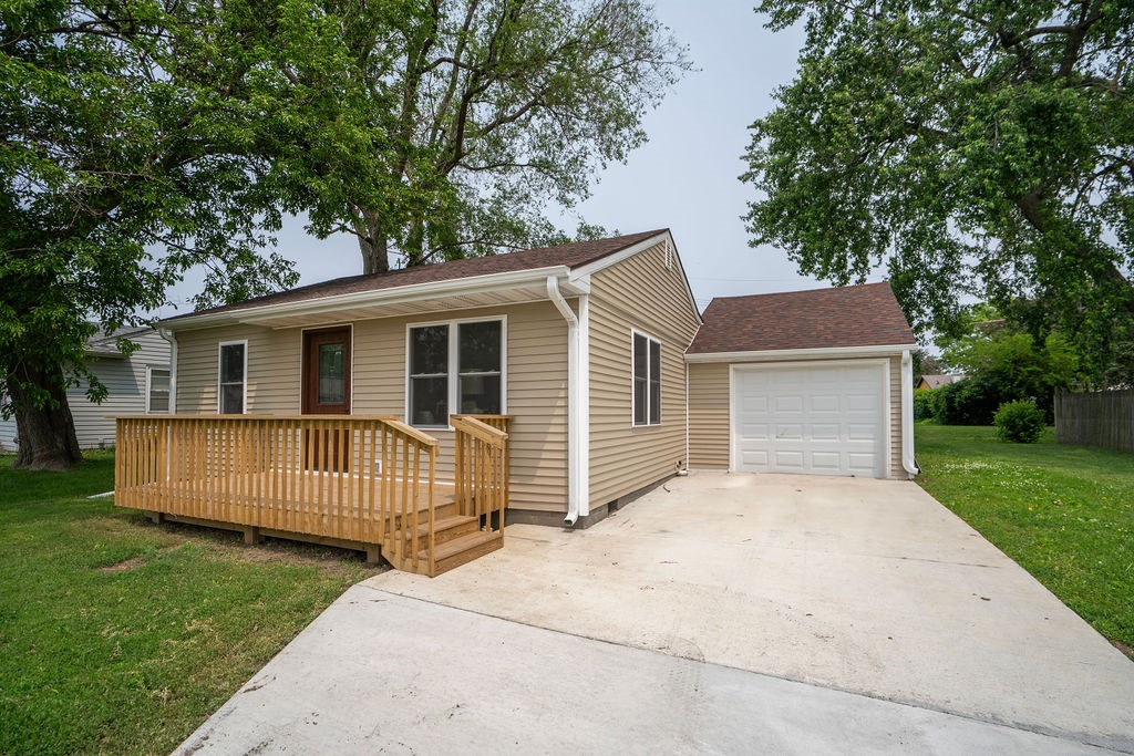 400 E 22nd Street, Newton, Iowa image 1