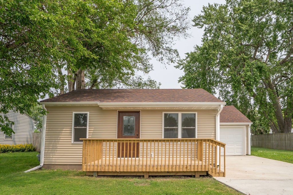 400 E 22nd Street, Newton, Iowa image 2