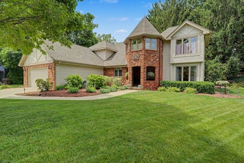 Homes For Sale - 9618 Alpine Drive<br/> Urbandale, IA 50322