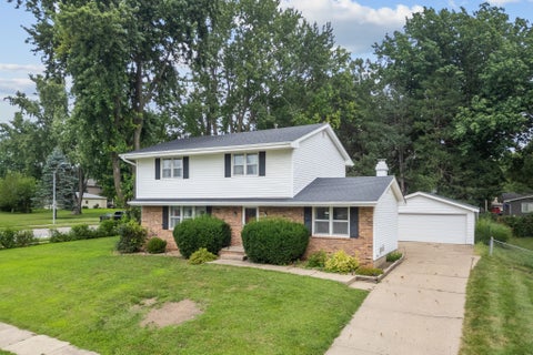 Homes For Sale - 4125 76th Street<br/> Urbandale, IA 50322