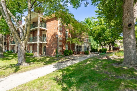 Condo For Sale - 4910 Pleasant Street #14<br/> West Des Moines, IA 50266