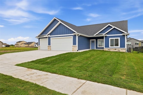 Homes For Sale - 1113 Lakeview Circle<br/> Bondurant, IA 50035