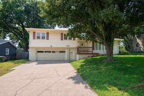 Homes For Sale - 928 29th Street<br/> West Des Moines, IA 50265