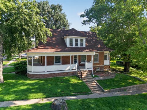 Homes For Sale - 305 N 1st Street<br/> Carlisle, IA 50047