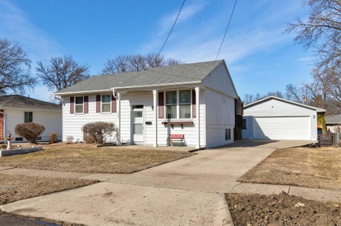 Homes For Sale - 8401 Horton Avenue<br/> Urbandale, IA 50322