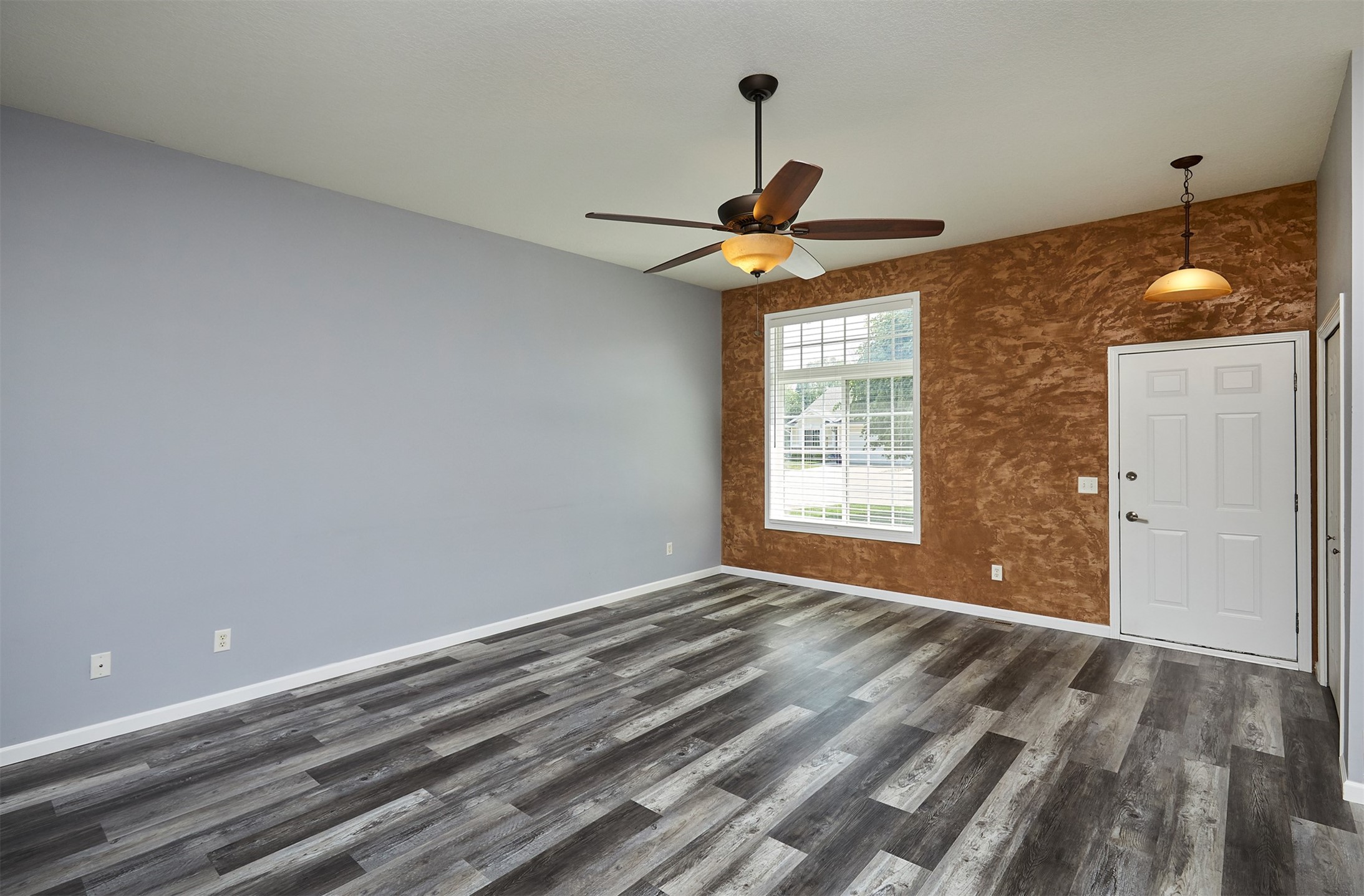 6106 Pinewood Court, Johnston, Iowa image 3