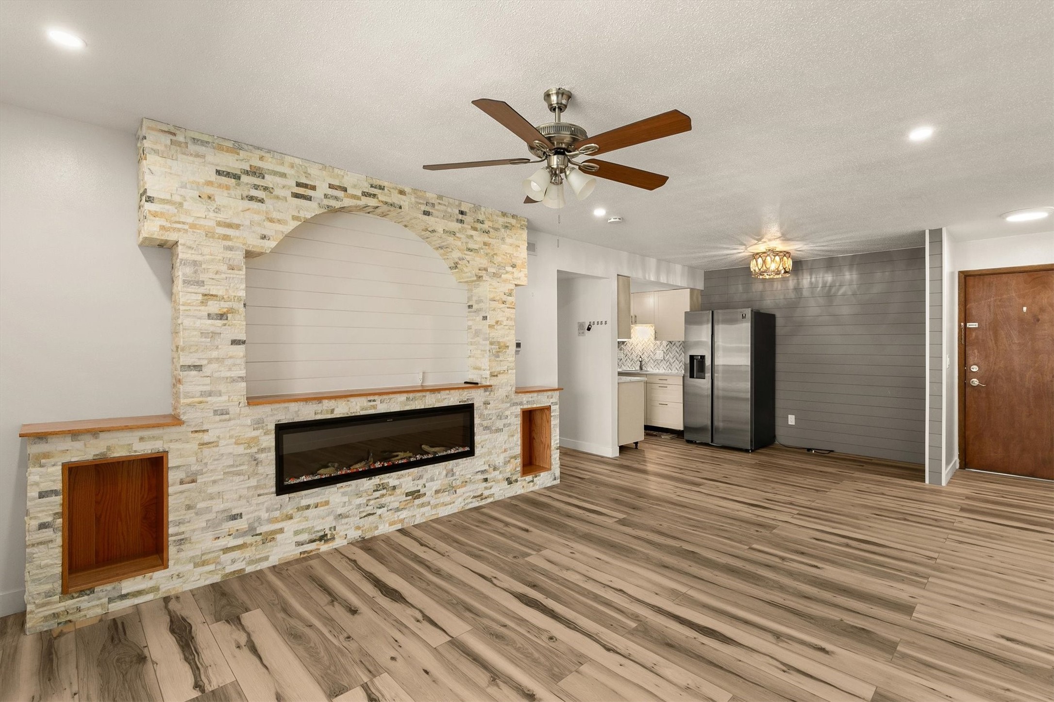 7815 Douglas Avenue 305