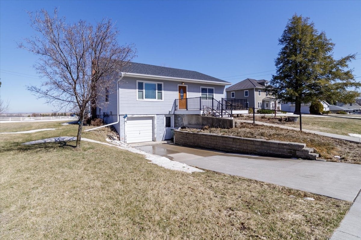 404 W Des Moines Street - Photo 2