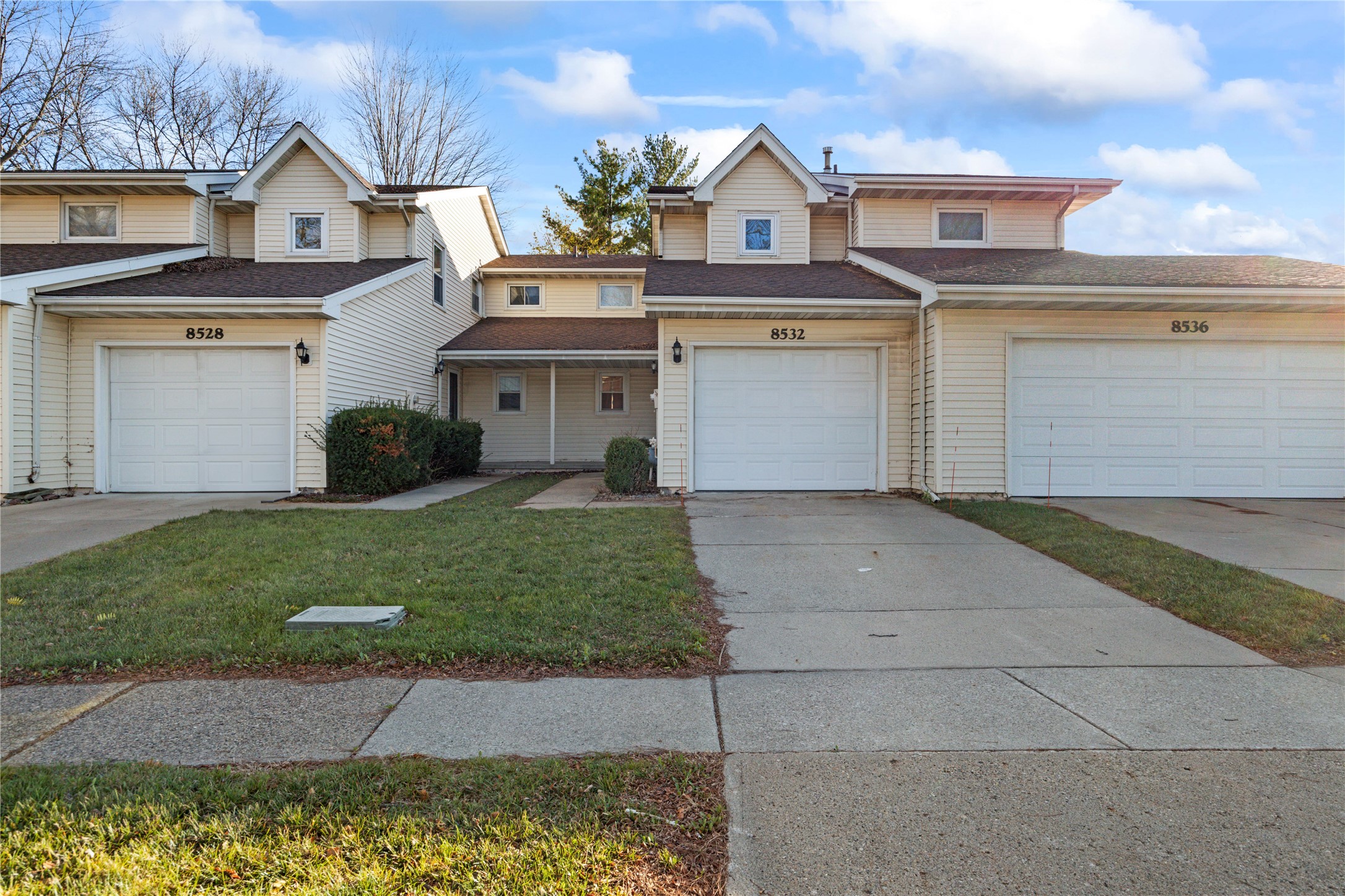 8532 Oakwood Drive, Urbandale, Iowa image 1