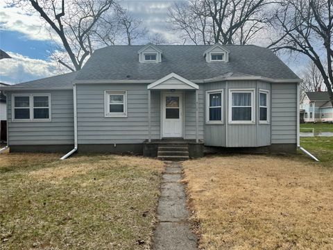 Homes For Sale - 701 14th Street<br/> Dallas Center, IA 