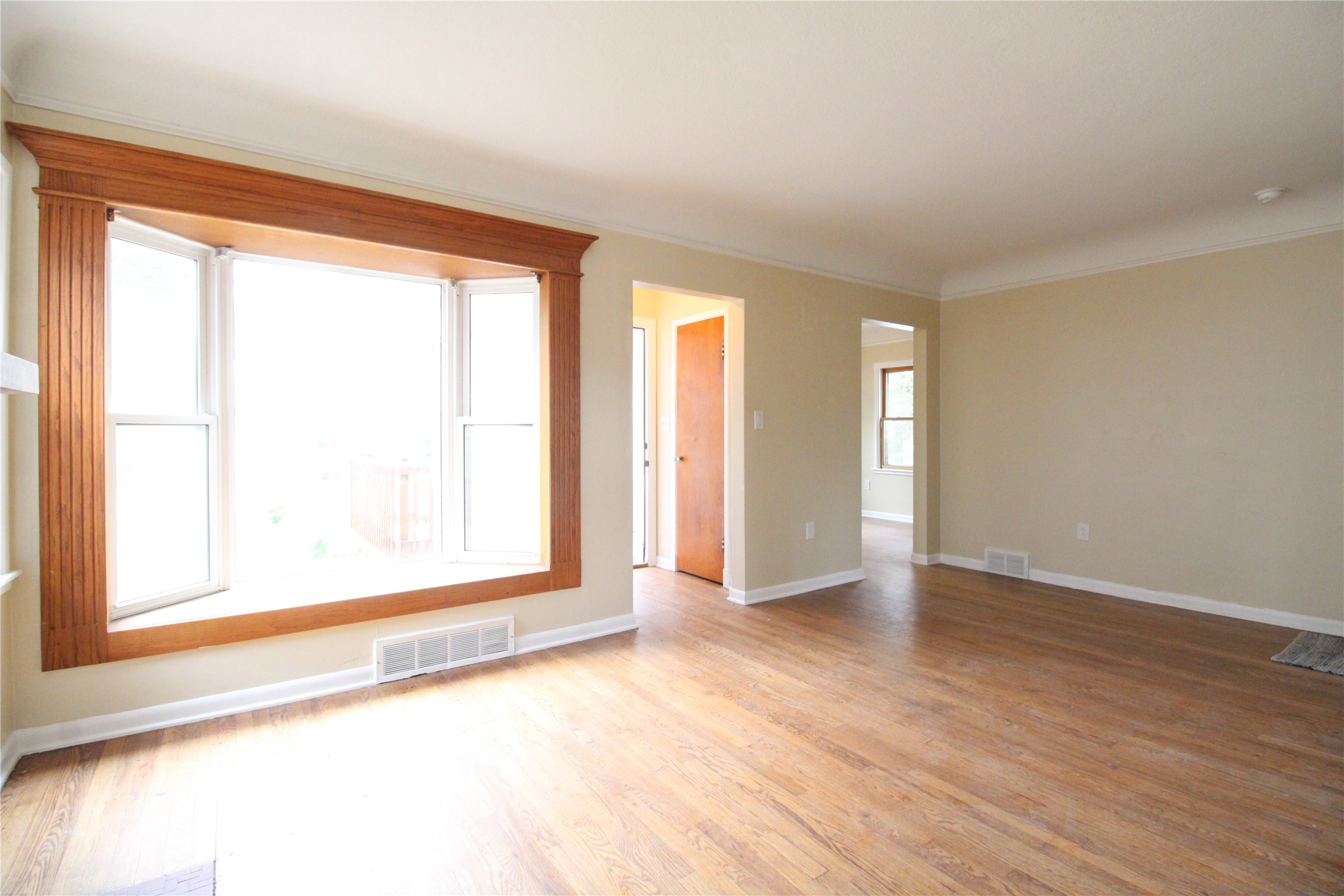 6807 Forest Court, Windsor Heights, Iowa image 3
