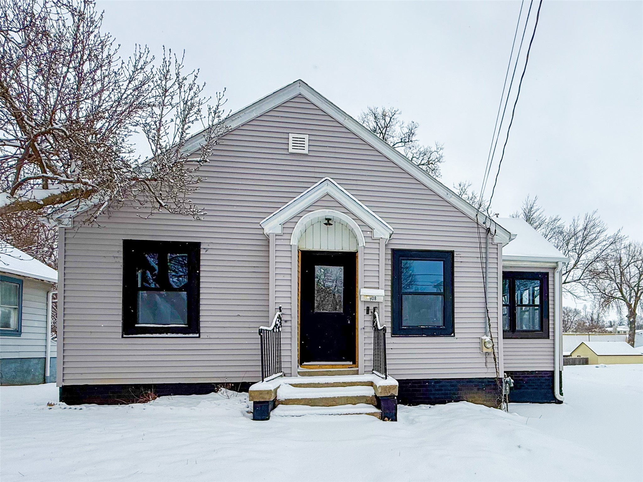 908 1st Avenue, Newton, Iowa image 1