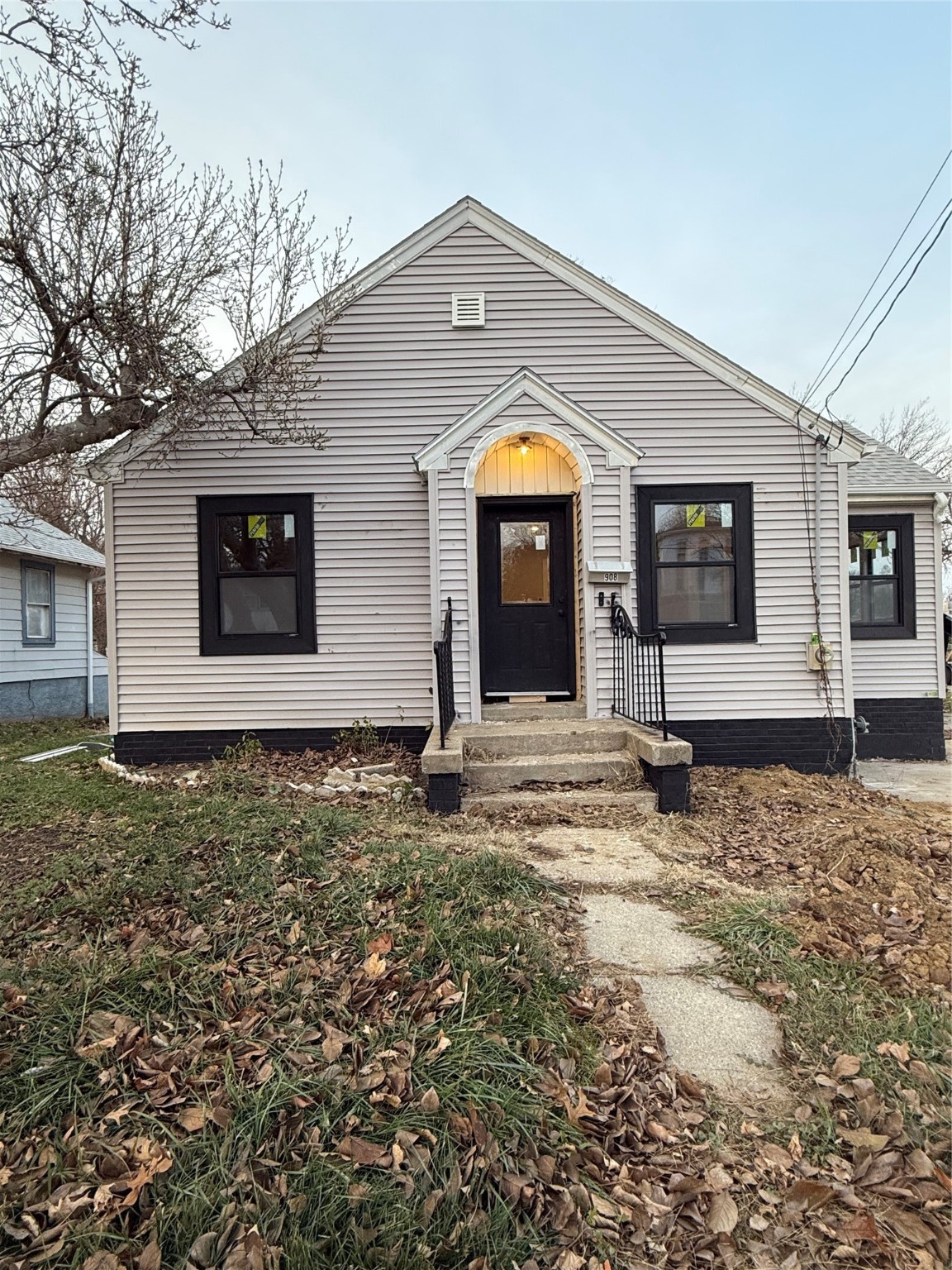 908 1st Avenue, Newton, Iowa image 1