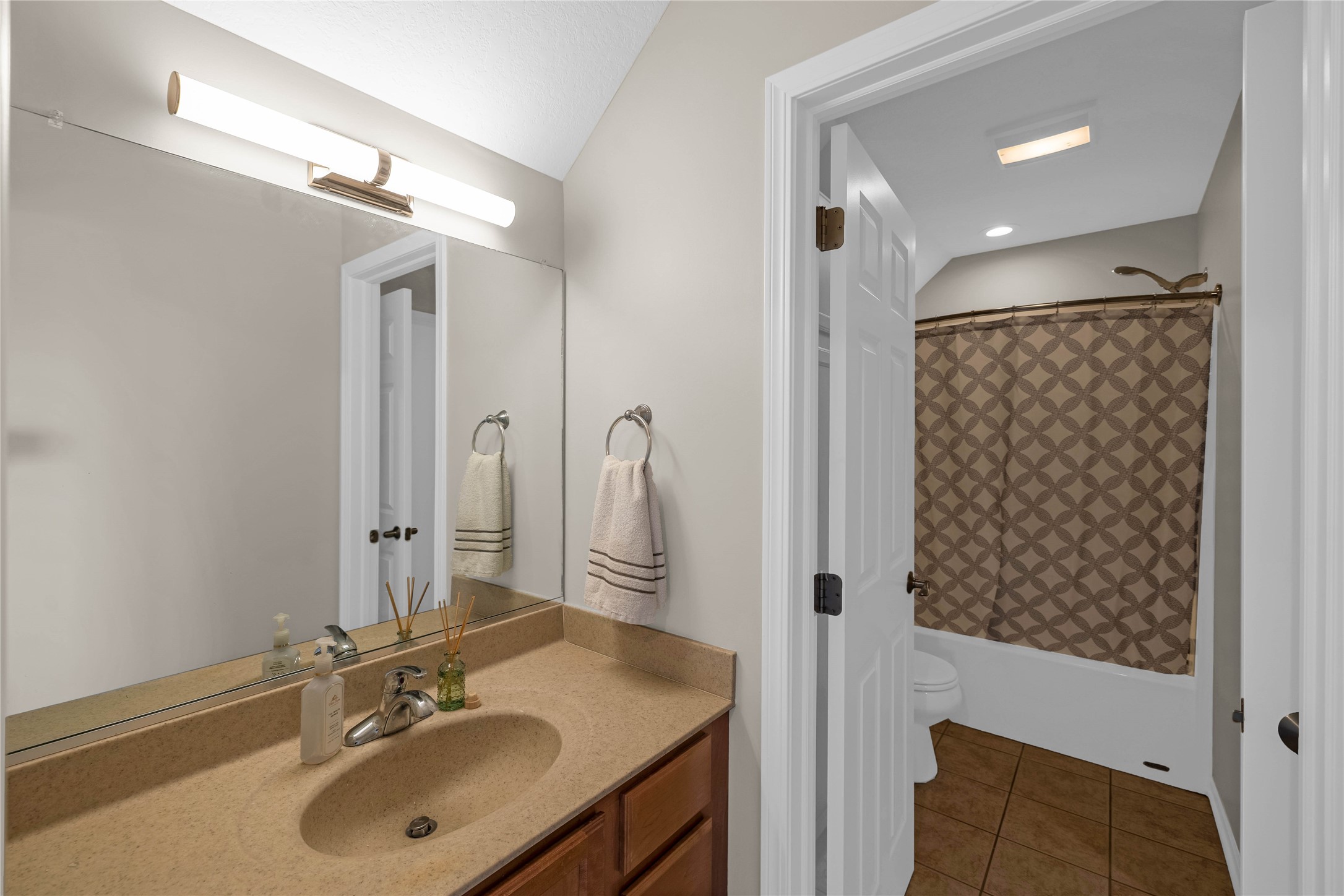 9517 Enfield Drive, Johnston, Iowa image 28