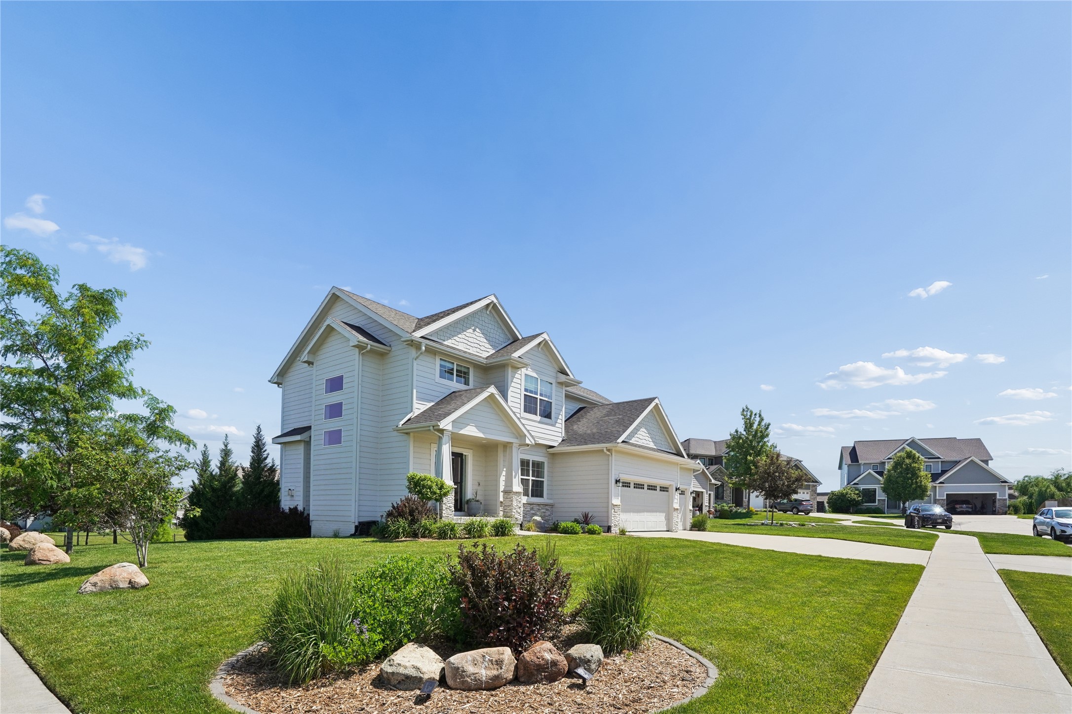 555 NE Bellflower Court
