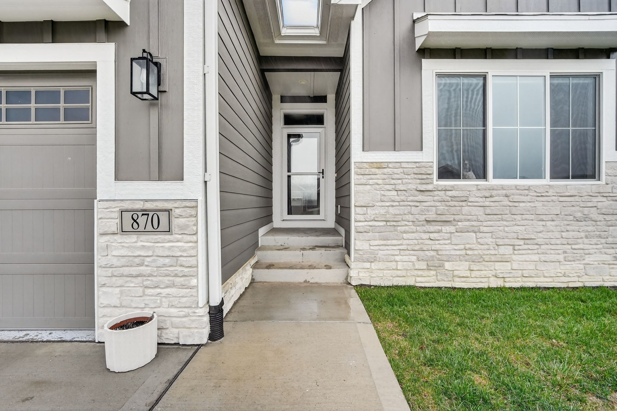870 NW Sandy Hollow Circle