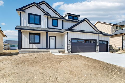 Homes For Sale - 4656 177th Street<br/> Urbandale, IA 50323