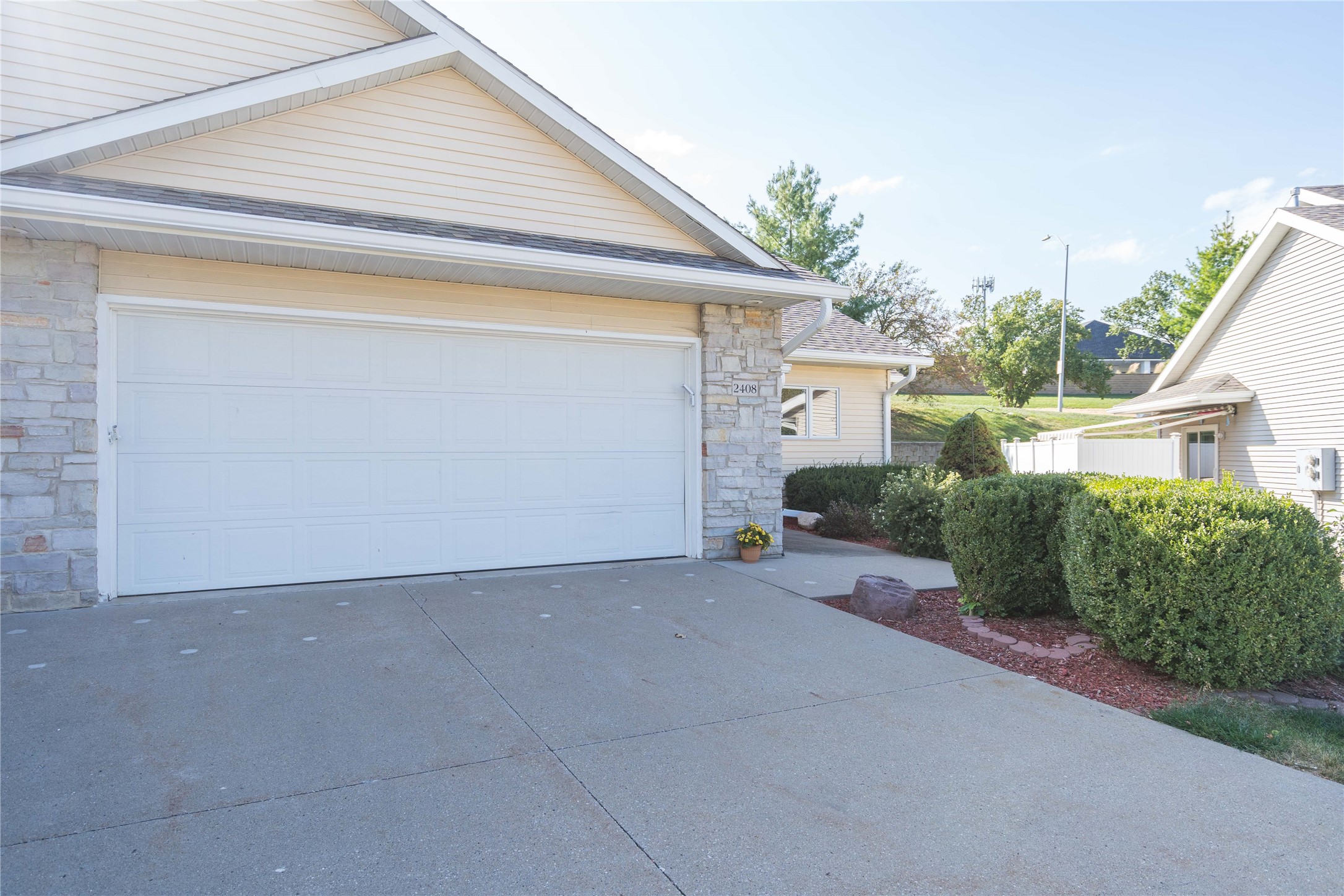 2408 Pine Circle, Urbandale, Iowa image 16